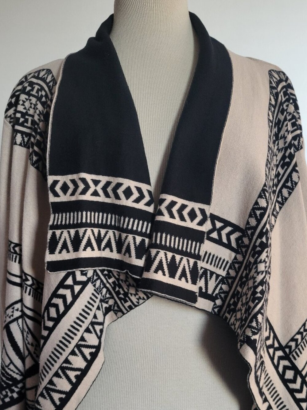 AKIRA Chicago Red Label Geometric Knit Cardigan | Beige & Black | Size L